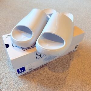 NWB 32 Degrees Cool unisex light blue cushion slides size large